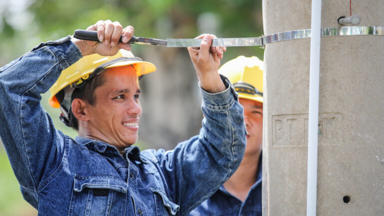 Công nhân Điện lực TP HCM sửa chữa điện tại khu chế xuất Tân Thuận (quận 7, TP HCM). Ảnh: Thành Nguyễn