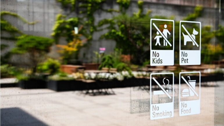 Thông báo No Kids (Cấm trẻ em) của một quán cà phê ở Seoul, Hàn Quốc. Ảnh: Washington Post