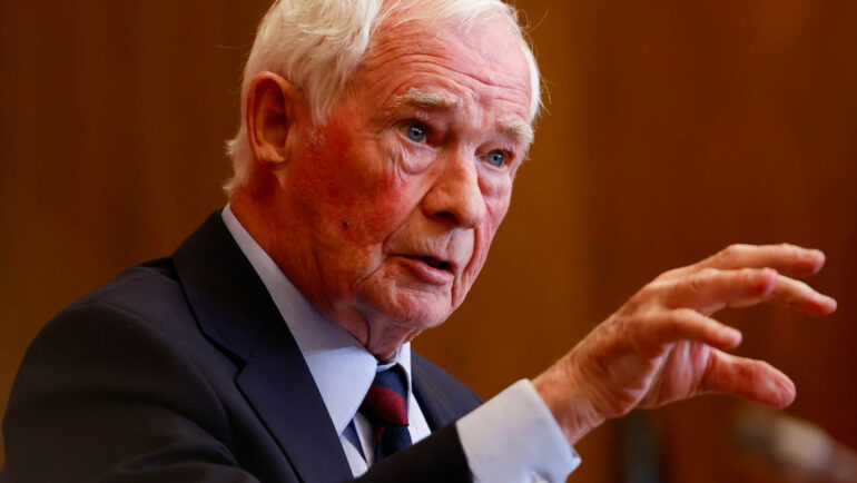 Cựu toàn quyền David Johnston họp báo tại Ottawa, Canada ngày 23/5. Ảnh: Reuters