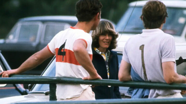 Charles (trái) và Camilla (giữa) tại một trận mã cầu năm 1972. Ảnh: Corbis