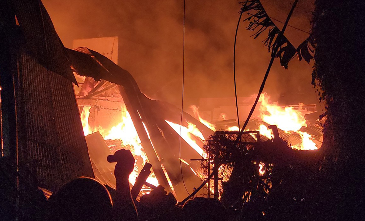 Hiện trường xưởng gỗ bị cháy khuya 19/5. Ảnh: An Bình