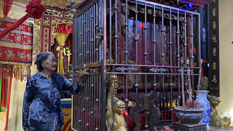 Bà Lương Hoàng Oanh - Phó Ban quản lý Di tích Công thần miếu chỉ nơi bảo quản các sắc phong. Ảnh: An Bình