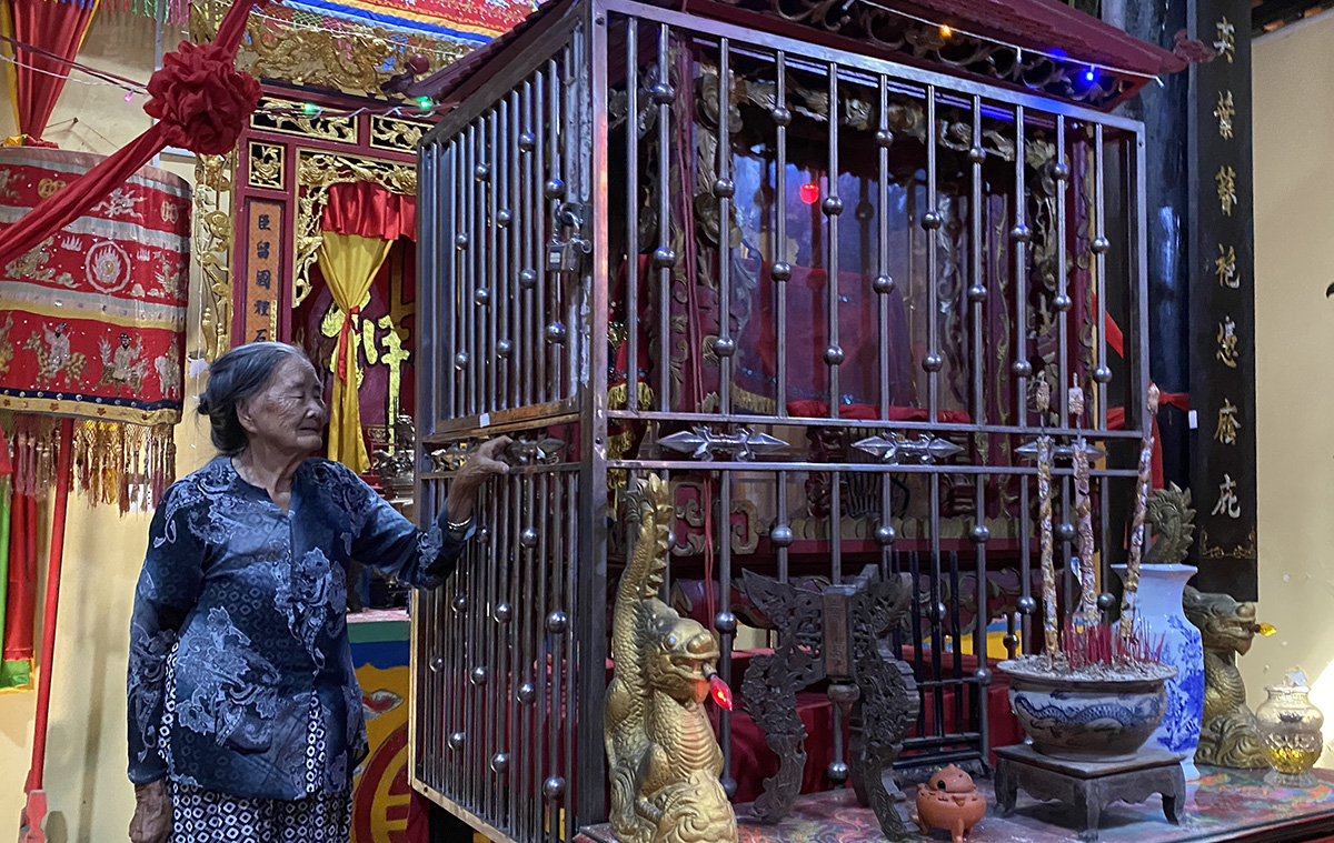 Bà Lương Hoàng Oanh - Phó Ban quản lý Di tích Công thần miếu chỉ nơi bảo quản các sắc phong. Ảnh: An Bình