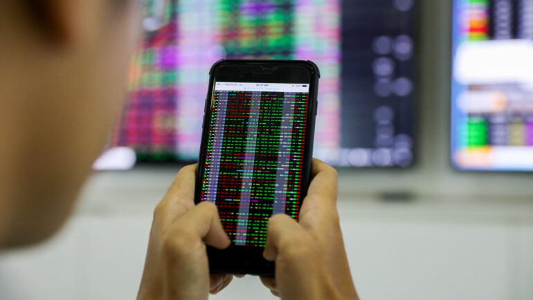 Giao dịch chứng khoán tại một điểm giao dịch tại quận 1, TP HCM. Ảnh: Quỳnh Trần