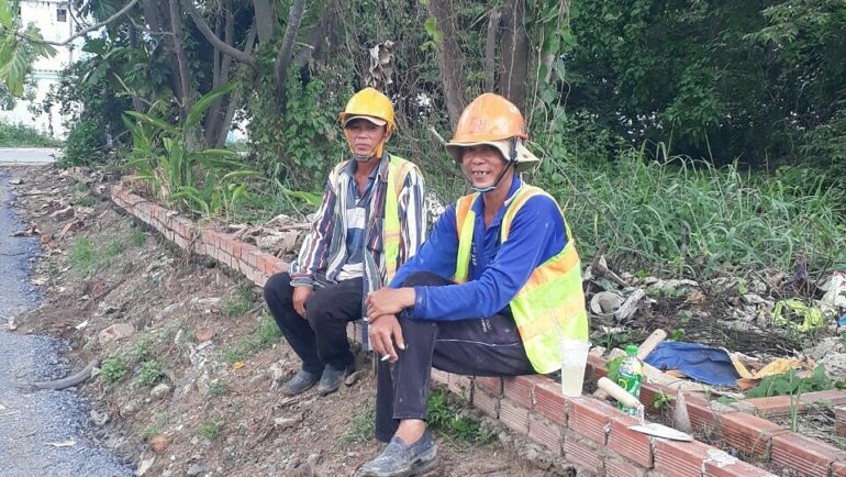 Công nhân tại công trình xây dựng ở TP HCM ngồi nghỉ ngơi trong thời gian bị mất điện đột ngột. Ảnh: Linh Đan