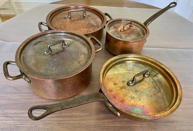 Sau một thời gian dùng, nồi, chảo bằng đồng bị xỉn màu, han rỉ và cần được vệ sinh sớm. Ảnh minh họa: theemerginghome