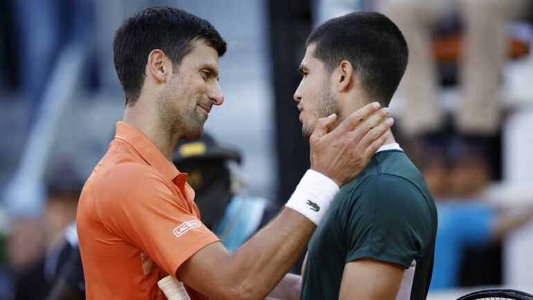 Djokovic (trái) thua Alcaraz ở lần chạm trán duy nhất tại bán kết Madrid Mở rộng 2022. Ảnh: AP