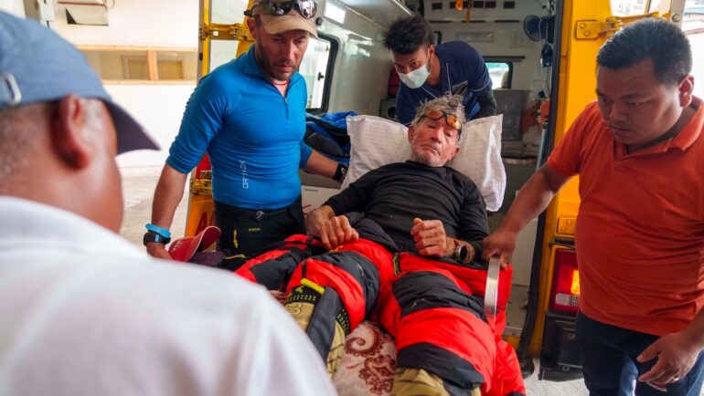 Cụ ông Carlos Soria được đưa tới bệnh viện ở thủ đô Kathmandu, Nepal ngày 18/5. Ảnh: AP