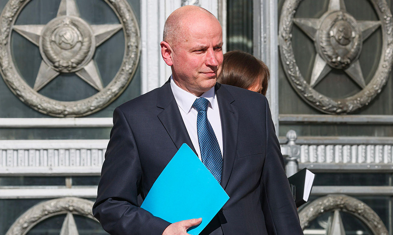 Đại sứ Ba Lan Jacek Sladewski bên ngoài trụ sở Bộ Ngoại giao Nga ở Moskva. Ảnh: TASS