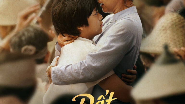 Poster phim hé lộ câu chuyện nhân vật chính - bé An (Huỳnh Hạo Khang) cùng mẹ (Hồng Ánh) ôm chặt nhau giữa cảnh loạn lạc thời chiến. Ảnh: Galaxy