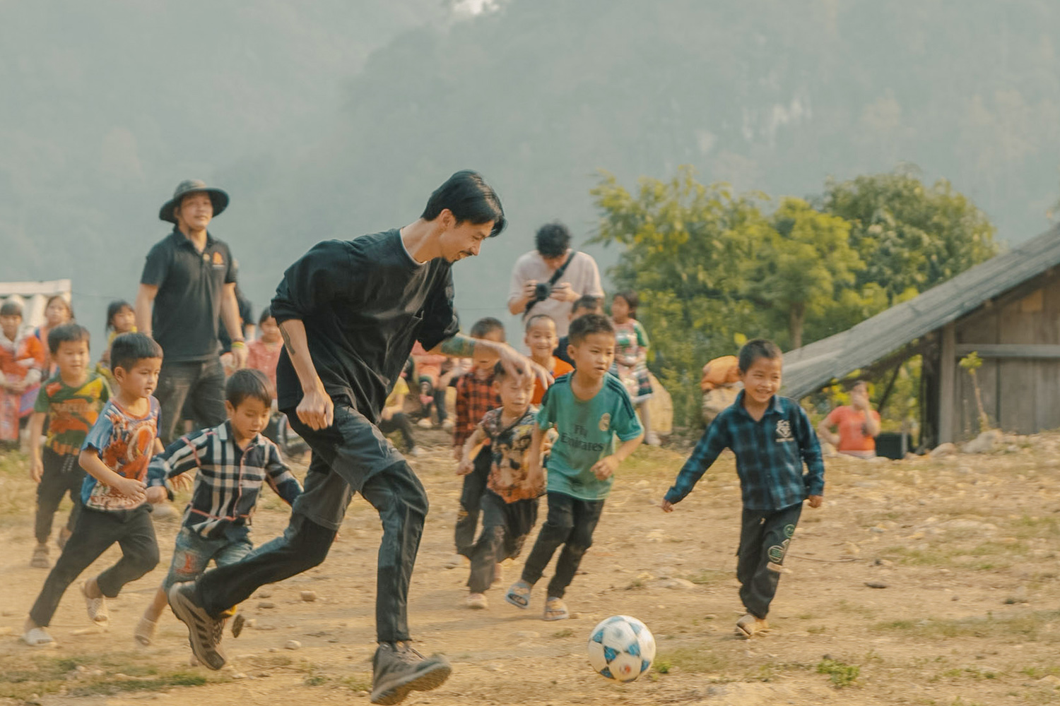 Đen Vâu ấp ủ dự án nuôi các trẻ em vùng cao đến trường với MV mới. Ảnh: Lê Duy