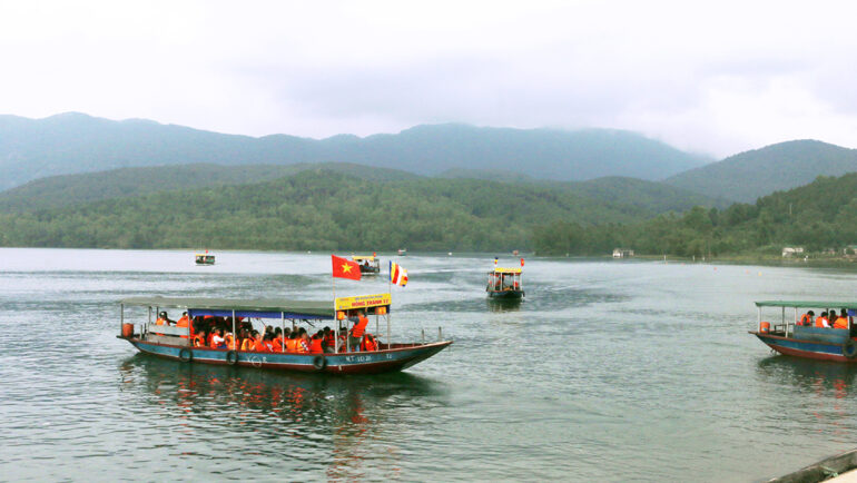 Du khách đi thuyền qua đập nhà đường để lên chùa Hương vãn cảnh. Ảnh: Hùng Lê