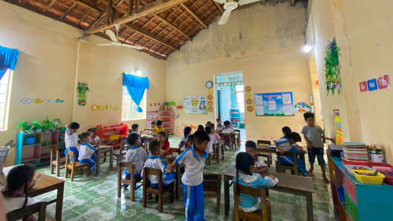 Phòng học được sửa chữa lại năm ngoái có dấu hiệu xuống cấp. Ảnh: Bùi Toàn