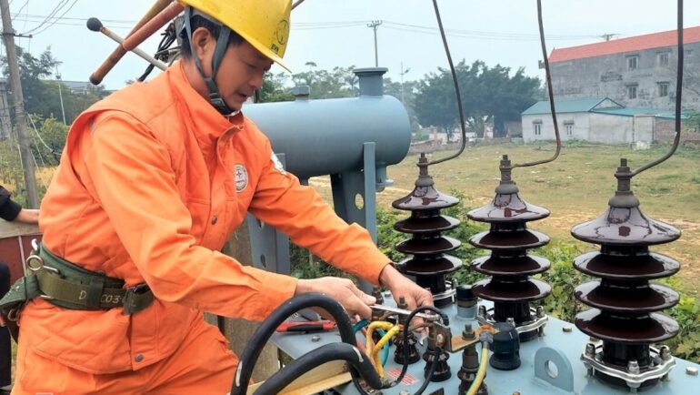 Thành phố Móng Cái cắt điện để đấu nối đường dây 110kV Móng Cái- Đông Hưng. Ảnh: Điện lực móng cái