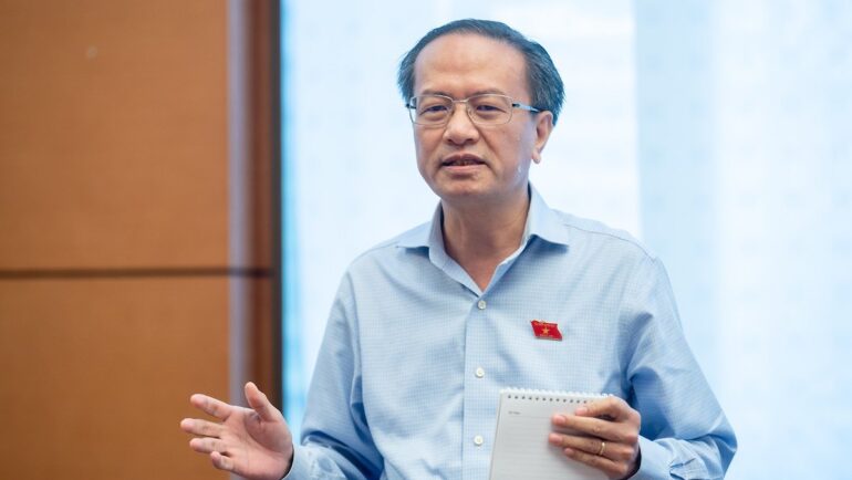 Ông Đinh Ngọc Minh, Ủy viên chuyên trách Ủy ban Kinh tế Quốc hội phát biểu tại tổ về kinh tế xã hội, sáng 25/5. Ảnh: Hoàng Phong