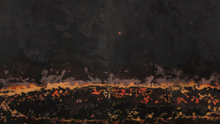 Tác phẩm Thiên Khải với dải sáng như các vệt đen đang bốc cháy giữa vầng thái dương. Ảnh: Bến Thành Art