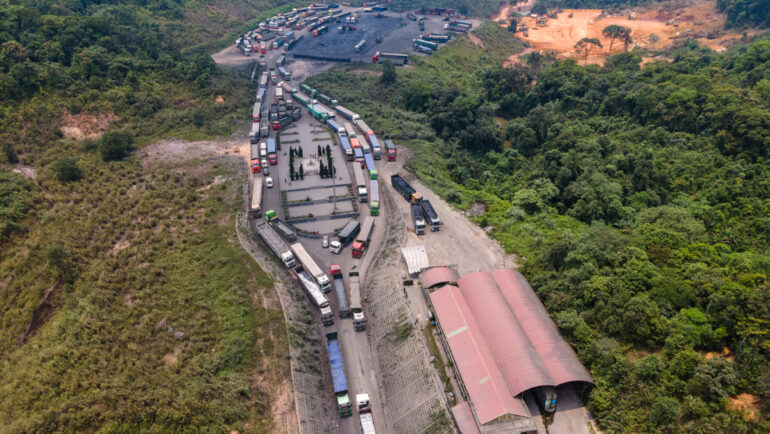 Xe đầu kéo ùn ứ ở cửa khẩu La Lay do hạ tầng chưa đồng bộ. Ảnh: Hoàng Táo