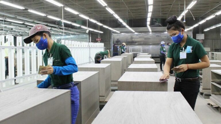 Công nhân nhà máy Gỗ Lâm Việt (Bình Dương) trong giờ sản xuất. Ảnh: Đình Trọng