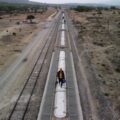 Người di cư trên nóc tàu ở Huehuetoca, Mexico, hướng đến biên giới Mỹ, ngày 26/4. Ảnh: Reuters