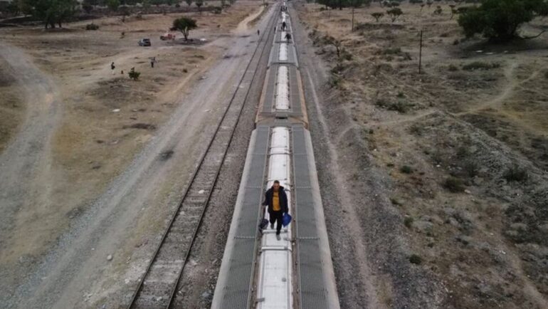 Người di cư trên nóc tàu ở Huehuetoca, Mexico, hướng đến biên giới Mỹ, ngày 26/4. Ảnh: Reuters