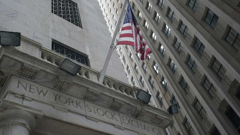 Mặt tiền Sở chứng khoán New York. Ảnh: AP