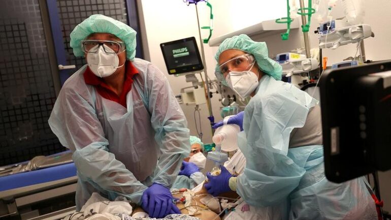 Bác sĩ và nhân viên y tế thực hiện nhiệm vụ tại một phòng khám ở Hanau, Đức, hồi tháng 4/2020. Ảnh: Reuters