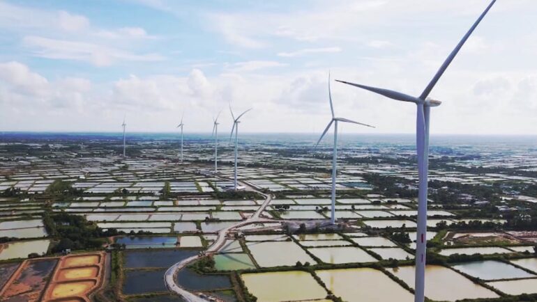 Một dự án điện gió trong diện chuyển tiếp tại tỉnh Sóc Trăng. Ảnh: Anh Minh