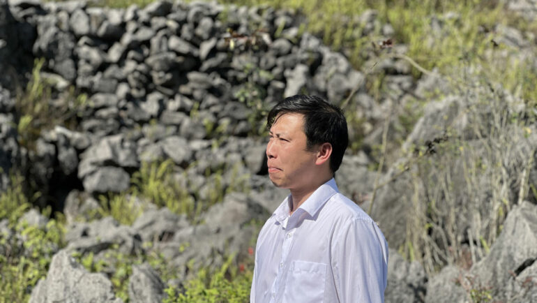 Thầy Lương Minh Hoạt, Hiệu trưởng trường Phổ thông bán trú Sà Phìn, lo nếu trời không mưa, kinh phí mua nước cạn, nhà trường khó xoay sở bữa ăn bán trú cho 442 học sinh. Ảnh: Hồng Chiêu