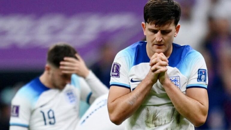 Maguire thất vọng khi cùng Anh thua Pháp và bị loại ở tứ kết World Cup 2022. Ảnh: Reuters