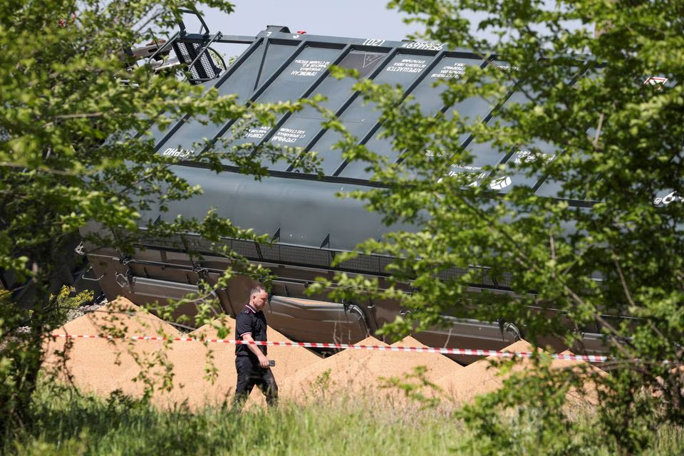 Hiện trường vụ tàu ngũ cốc trật bánh ở Simferopol, Crimea, ngày 18/5. Ảnh: Reuters