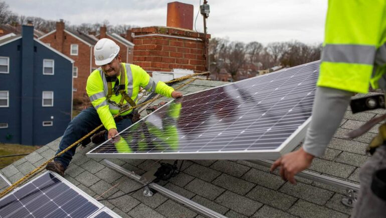 Nhân viên kỹ thuật tấm pin mặt trời trên một ngôi nhà ở Đông Nam Washington vào tháng 2/2022. Ảnh: Washington Post