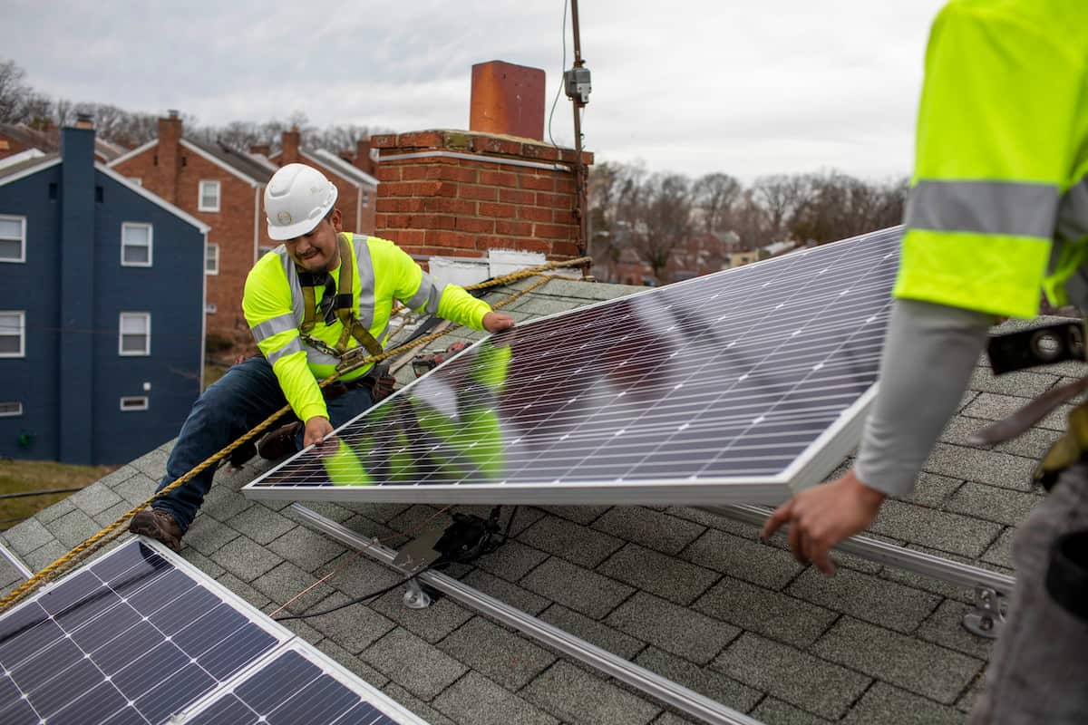 Nhân viên kỹ thuật tấm pin mặt trời trên một ngôi nhà ở Đông Nam Washington vào tháng 2/2022. Ảnh: Washington Post