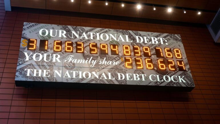 Đồng hồ nợ công của Mỹ tại Manhattan, New York vào tháng 11/2022. Ảnh: Patti McConville