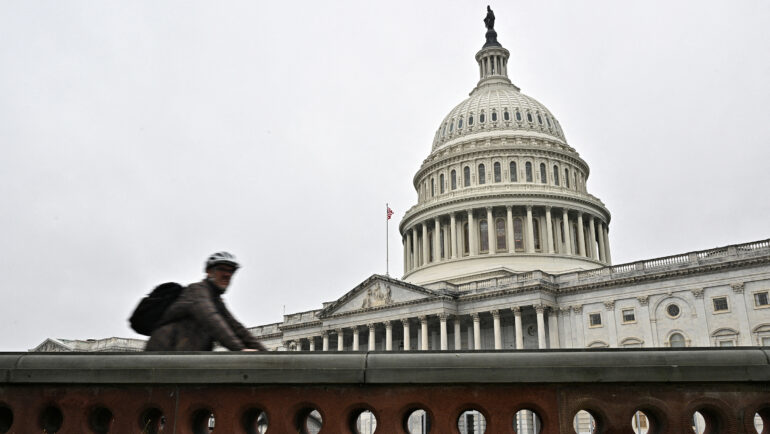 Một người đi xe đạp ngang qua tòa nhà Quốc hội Mỹ ở Washington DC ngày 3/1/2020. Ảnh: Reuters