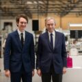 Hai cha con Frédéric và Bernard Arnault trong một xưởng sản xuất của Louis Vuitton hồi tháng 2. Ảnh: Bloomberg