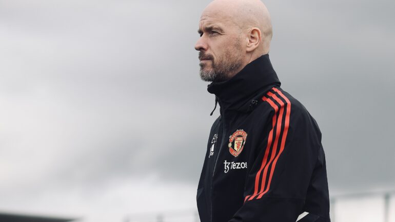 Ten Hag trên sân tập Carrington ngày 12/5. Ảnh: manutd.com