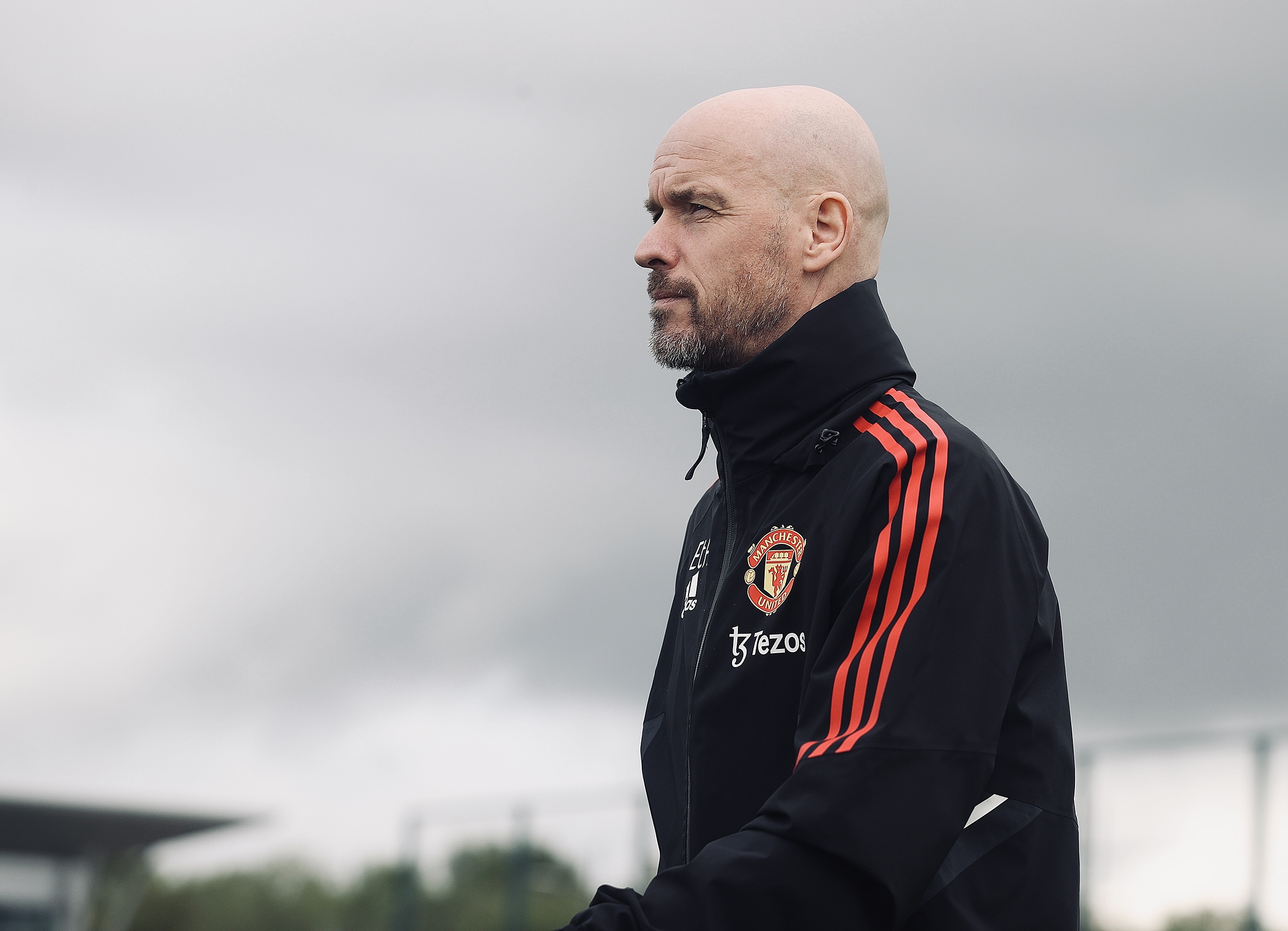 Ten Hag trên sân tập Carrington ngày 12/5. Ảnh: manutd.com