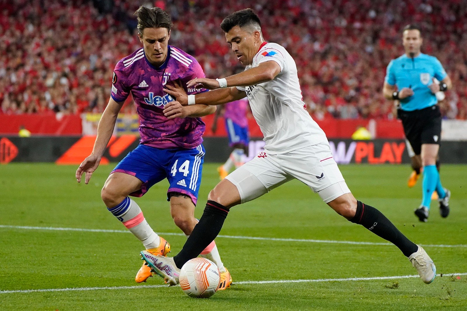 Nicolò Fagioli (số 44) ngăn một cầu thủ Sevilla đi bóng trong trận lượt về bán kết Europa League trên sân Sevilla ngày 18/5. Ảnh: Sevilla FC