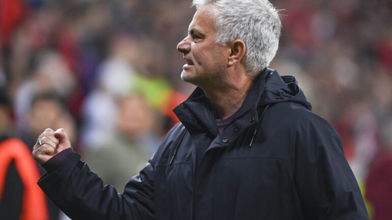 Mourinho phấn khích sau khi kết thúc trận bán kết lượt về Europa League trên sân Bay Arenal ngày 18/5. Ảnh: asroma.it