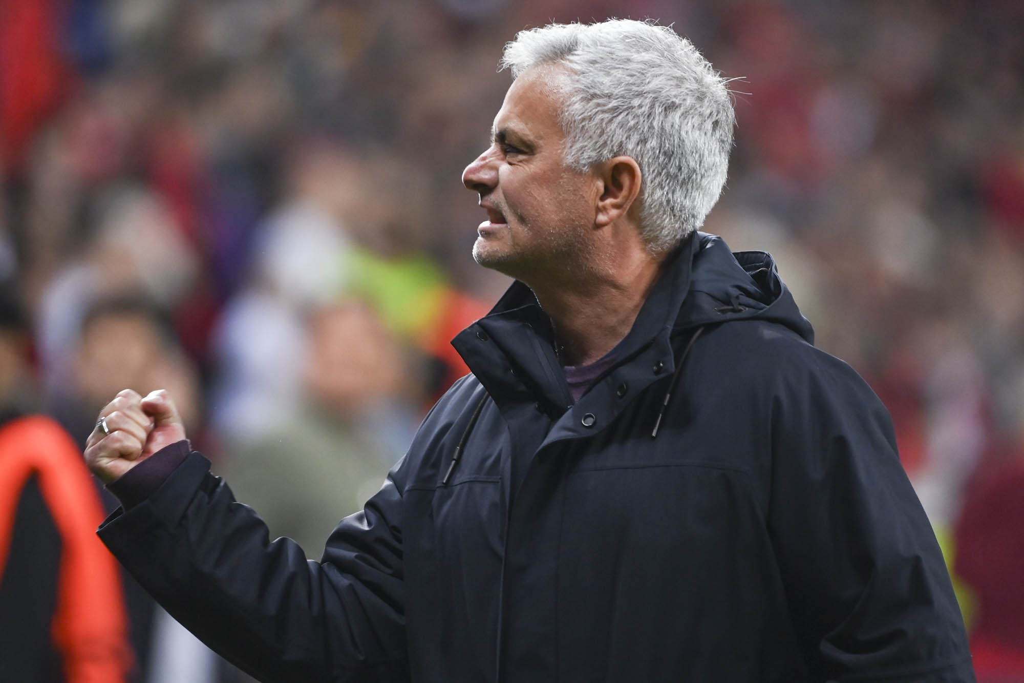 Mourinho phấn khích sau khi kết thúc trận bán kết lượt về Europa League trên sân Bay Arenal ngày 18/5. Ảnh: asroma.it