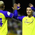 Ronaldo (phải) chia vui với đồng đội sau khi ghi bàn trong trận Al Nassr thắng Al Taee ngày 16/5. Ảnh: Al Nassr