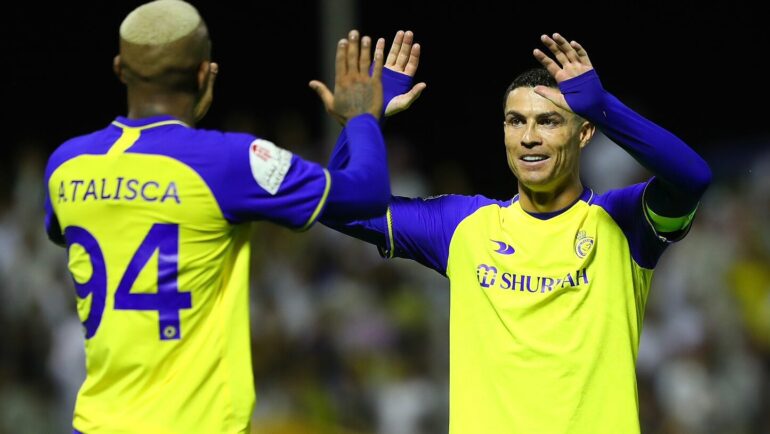 Ronaldo (phải) chia vui với đồng đội sau khi ghi bàn trong trận Al Nassr thắng Al Taee ngày 16/5. Ảnh: Al Nassr