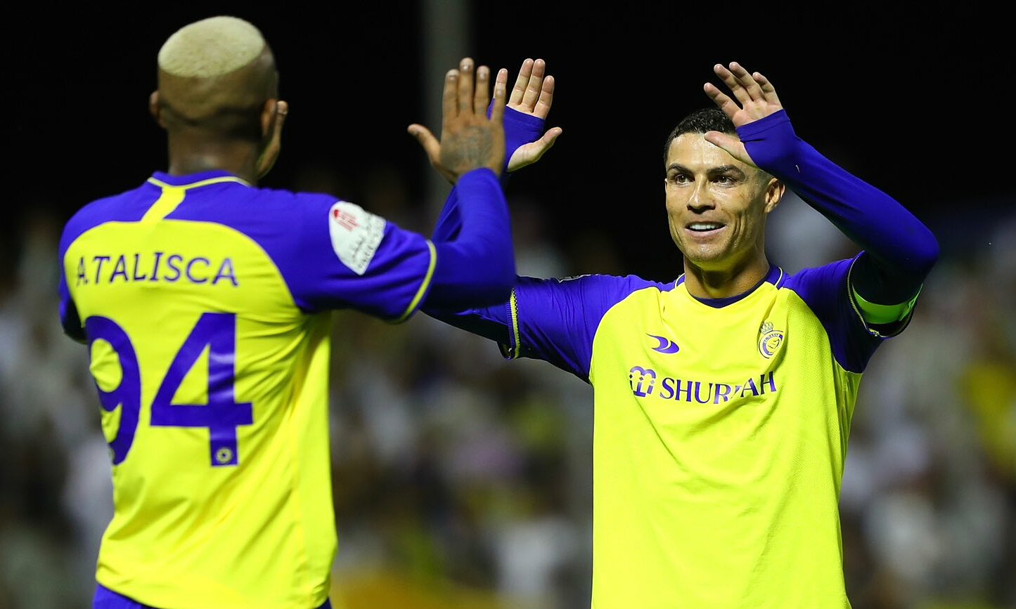 Ronaldo (phải) chia vui với đồng đội sau khi ghi bàn trong trận Al Nassr thắng Al Taee ngày 16/5. Ảnh: Al Nassr