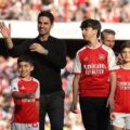 Arteta cùng các con trai xuống sân Emirates tri ân CĐV Arsenal sau trận cuối tại Ngoại hạng Anh mùa này ngày 28/5. Ảnh: AFP