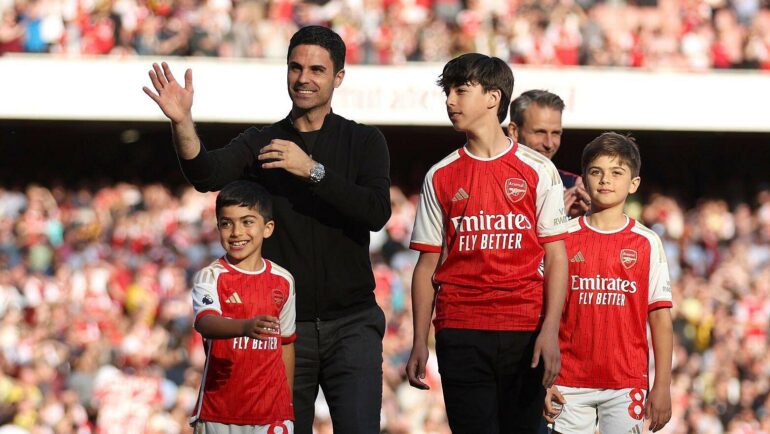 Arteta cùng các con trai xuống sân Emirates tri ân CĐV Arsenal sau trận cuối tại Ngoại hạng Anh mùa này ngày 28/5. Ảnh: AFP