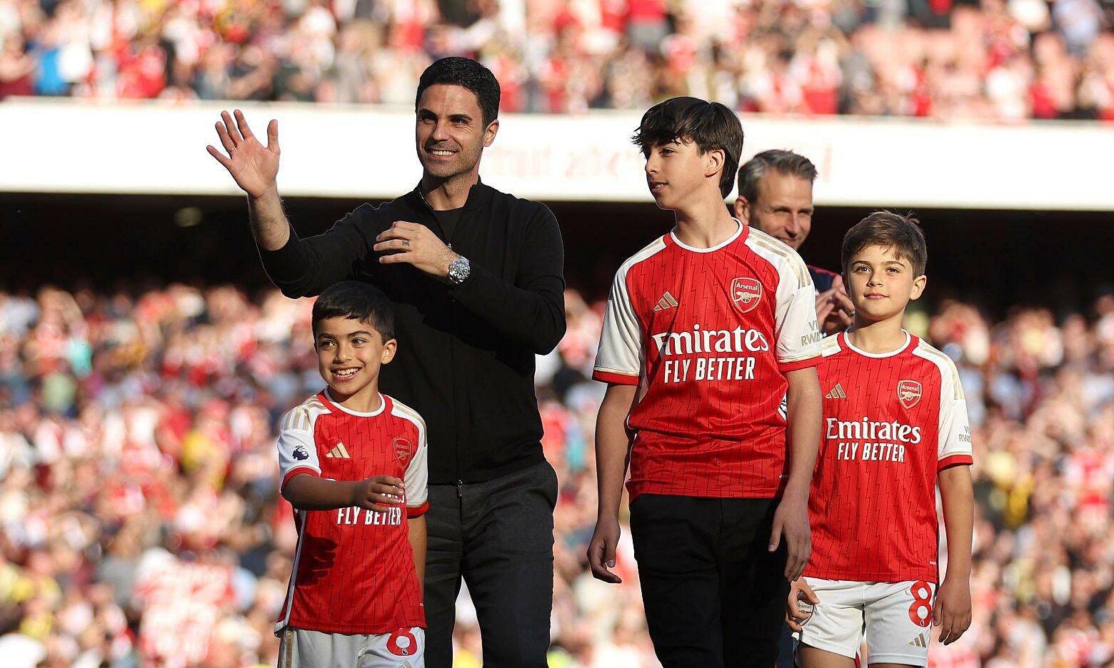 Arteta cùng các con trai xuống sân Emirates tri ân CĐV Arsenal sau trận cuối tại Ngoại hạng Anh mùa này ngày 28/5. Ảnh: AFP