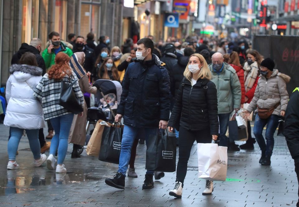 Người dân trên một phố mua sắm tại Cologne (Pháp). Ảnh: Reuters