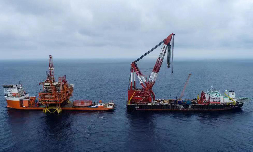 Giàn khoan ngoài khơi lớn nhất Trung Quốc, Ân Bình 20-4, hoàn thành lắp đặt phần nổi ở khu vực cửa sông Châu Giang, tỉnh Quảng Đông, phía nam Trung Quốc, ngày 13/5. Ảnh: CNOOC