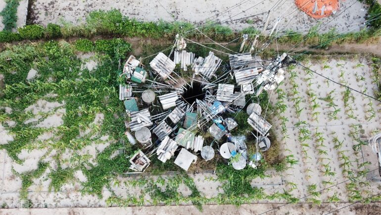 Người dân đặt hàng chục motor hút nước ở giếng ông Lý trên đảo Lý Sơn vì các giếng nước khác nhiễm mặn. Ảnh: Phạm Linh