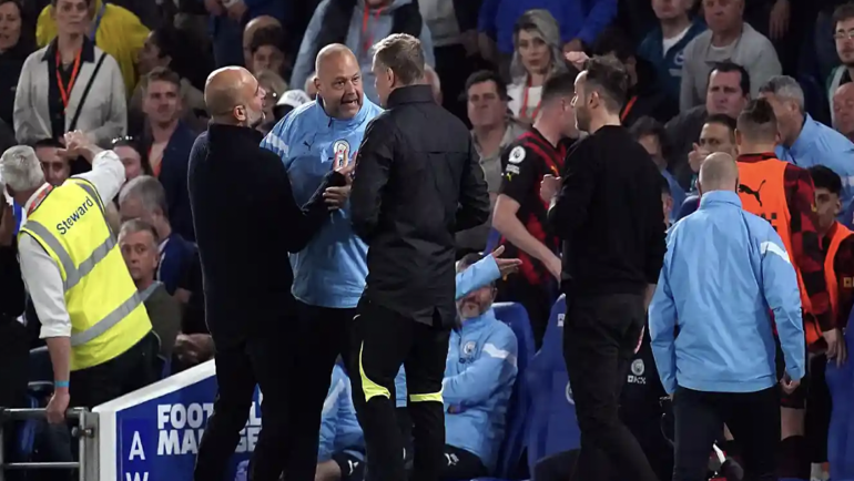 Guardiola (phía trước, bên trái) phàn nàn với trọng tài bàn sau khi Man City bị tước bàn ở trận hòa Brighton 1-1 tại Ngoại hạng Anh trên sân Amex tối 24/5/2023. Ảnh: PA